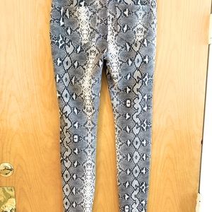 Skinny fit black white print pants size 24.   Wears like new. barely worn